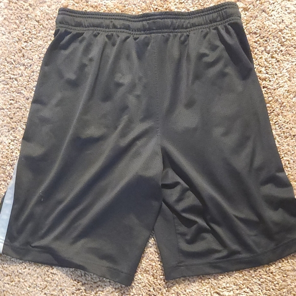 Medium Mens Under armour Shorts - Picture 4 of 4
